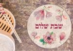 ⁦תחתית לסיר עגולה מעץ דגם פרחוני כולל כיתוב בהתאמה אישית⁩ – תמונה ⁦5⁩