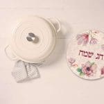 תחתית לסיר עגולה מעץ דגם פרחוני כולל כיתוב בהתאמה אישית