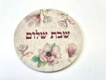 ⁦תחתית לסיר עגולה מעץ דגם פרחוני כולל כיתוב בהתאמה אישית⁩ – תמונה ⁦2⁩