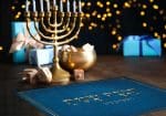 ⁦סט פלייסמנטים לשולחן דגם חנוכה שמח זהב כולל שם משפחה⁩ – תמונה ⁦2⁩
