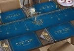 סט ראנר ופלייסמנטים רב פעמיים לחנוכה דגם חנוכה שמח זהב כולל שם משפחה