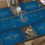 סט ראנר ופלייסמנטים רב פעמיים לחנוכה דגם חנוכה שמח זהב כולל שם משפחה
