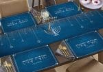 סט ראנר ופלייסמנטים רב פעמיים לחנוכה דגם חנוכה שמח כסף כולל שם משפחה