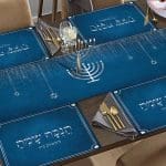 סט ראנר ופלייסמנטים רב פעמיים לחנוכה דגם חנוכה שמח כסף כולל שם משפחה